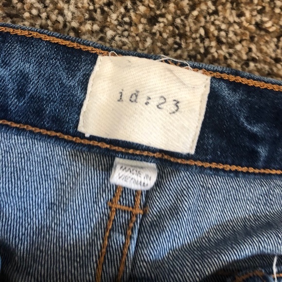 Medium wash raw hem distressed jeans - Picture 4 of 6
